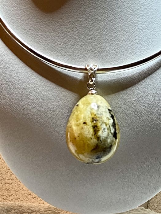 Wisior z bursztynu , jajko