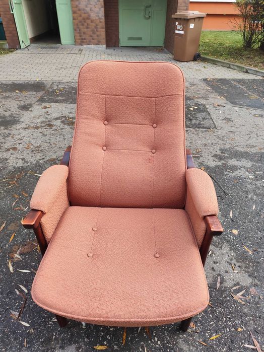 Stary fotel z regulowanym oparciem .