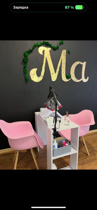 Стулья и зеркало и полочки