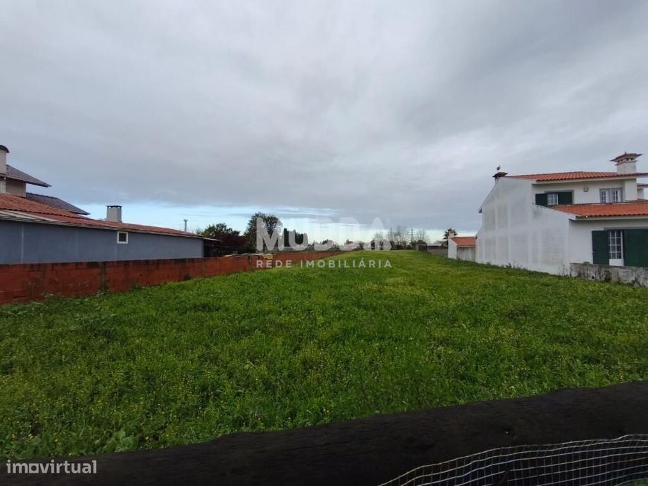 Terreno urbano destinado a construção, situado em  Eixo