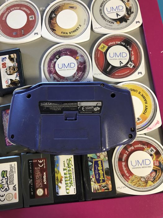 Gameboy azul, funciona a pilhas com entrada para auscultadores