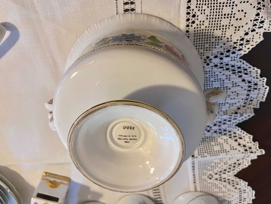 Terrina De Sopa e Concha com desenhos florais e rebordo em fio dourado