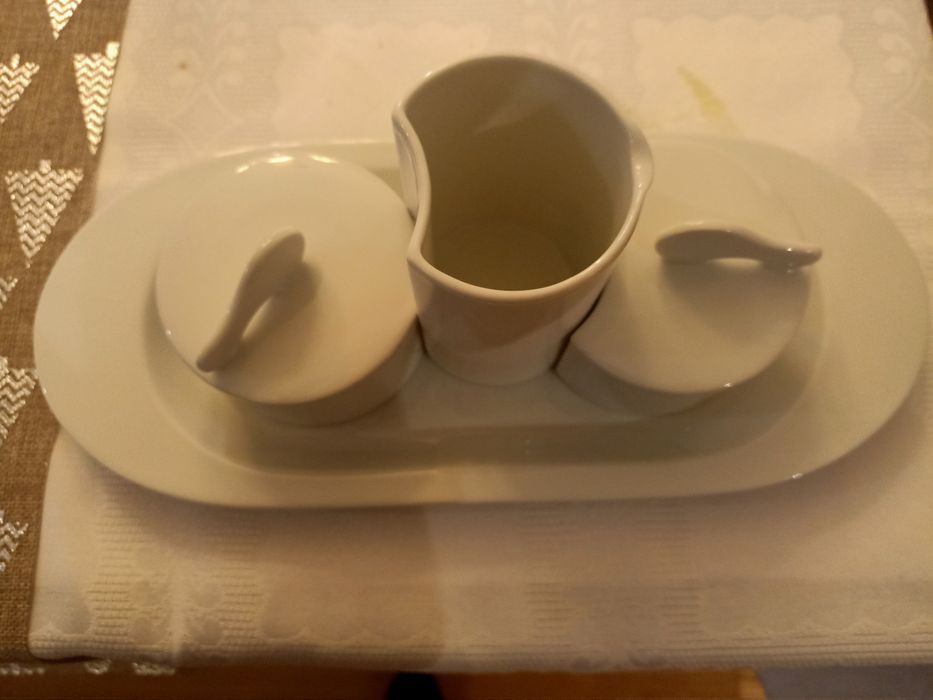 Conjunto leiteira e açucareiros