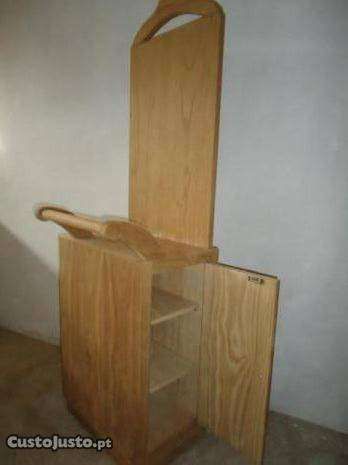 Cabide em castanho com rodas e uma porta (único)