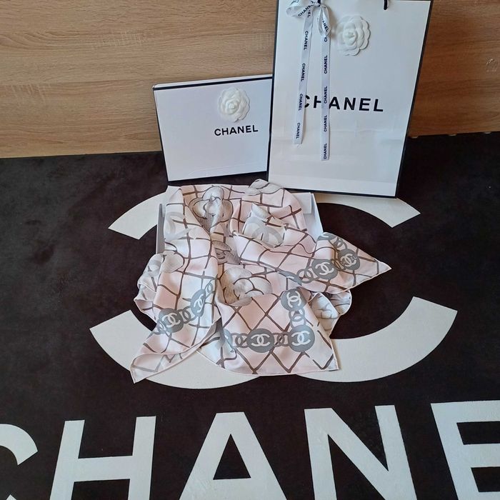 Chanel jedwabna chusta