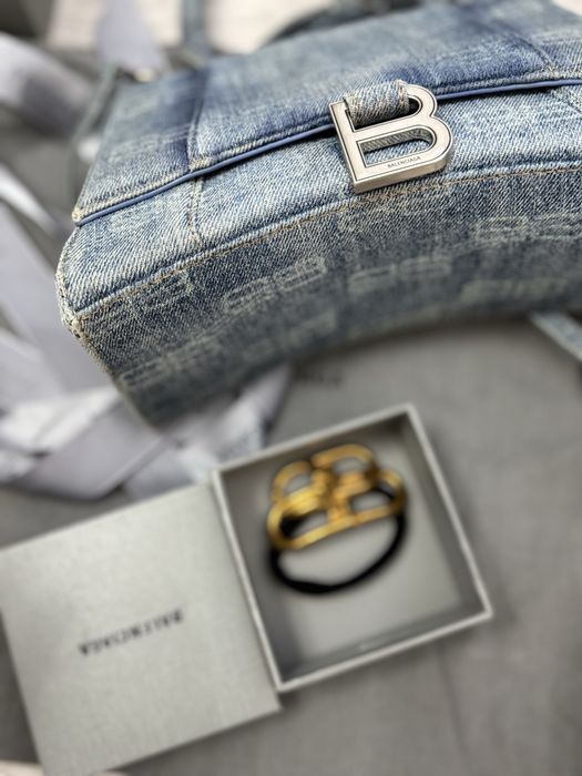 сумка Balenciaga Hourglass в джинсовой ткани с монограммой BB.