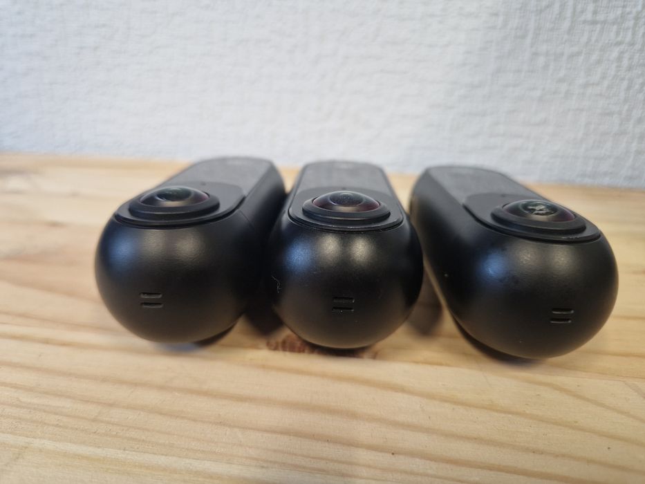Три камери Insta360 One вмикаються і під'єднуються до iPhone