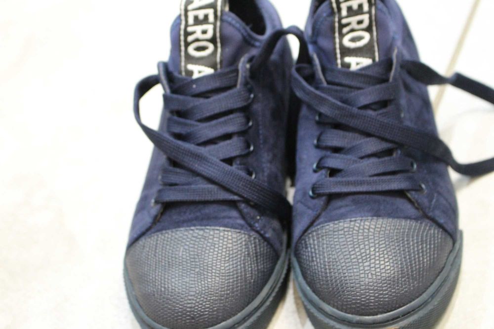 Półbuty granatowe z kamieniami