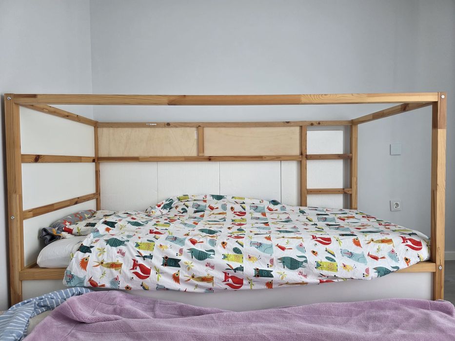 Cama beliche com 2 colchões e roupa cama de menino
