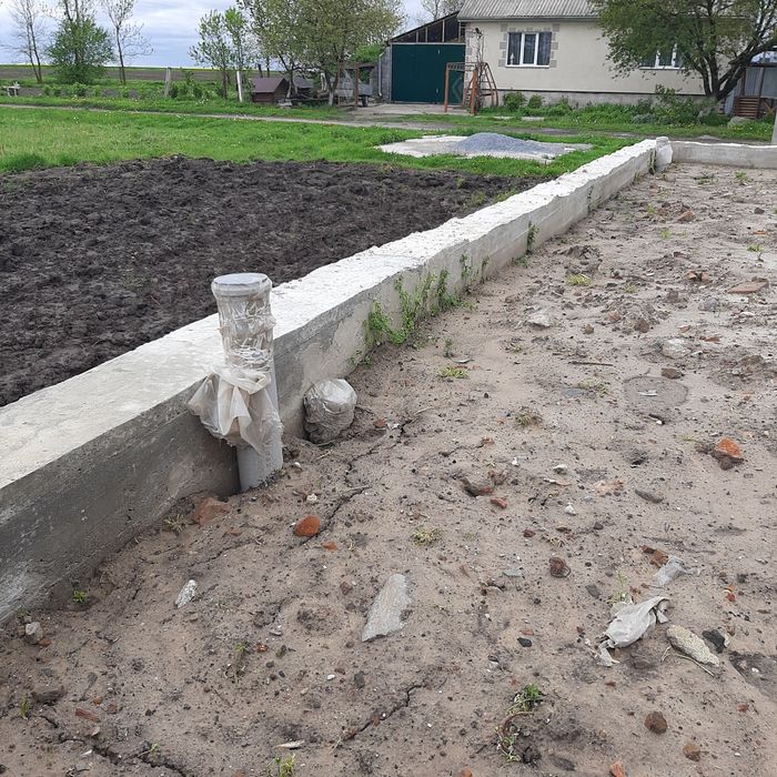 Земельна ділянка в м.Корець з новими фундаментом