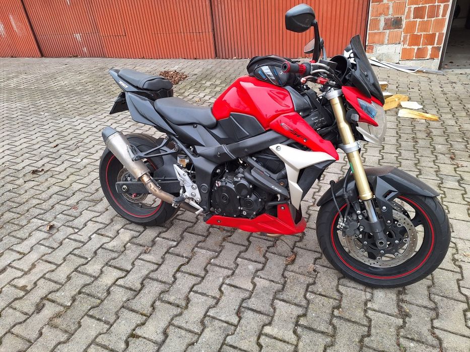 Suzuki gsr  750 .