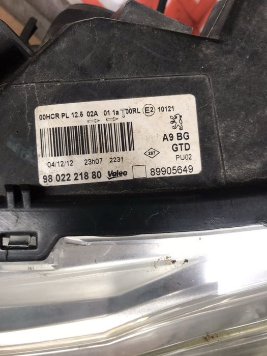 Фари Peugeot 208 Valeo 2012-2019p не поліровані не лаковані