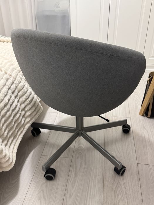 Szary fotel obrotowy