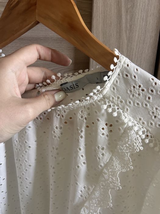Дуже елегантна легка біла блуза нова