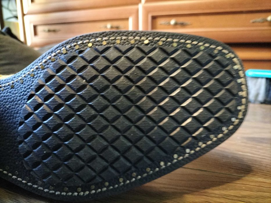 Japońskie buty ze skóry naturalnej.