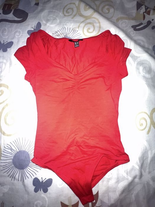 Червоний боді з відкритими плечима