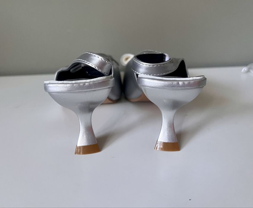 Nowe srebrne szpilki z kokardą na niskim obcasie rozmiar 37