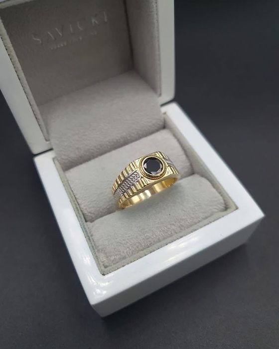 Złoty Sygnet zdobiony Onyksem i Białym Złotem