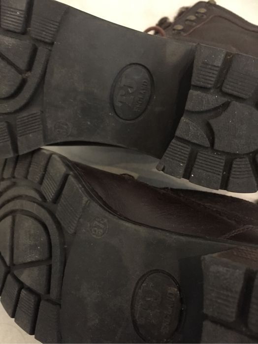 Botas  unixexo em pele castanha e forradas por dentro com pelo