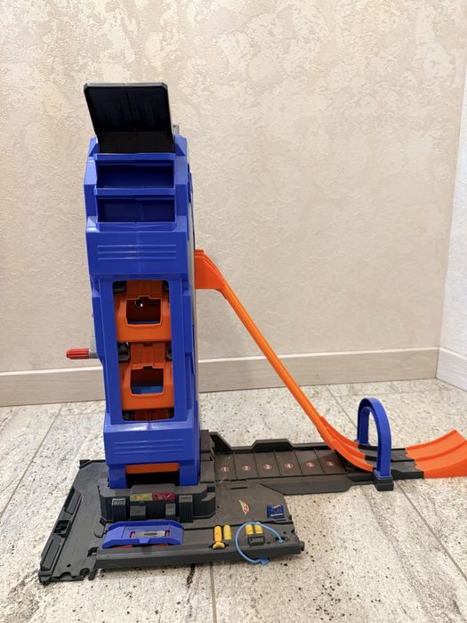 Hot Wheels garaż wieża z windą