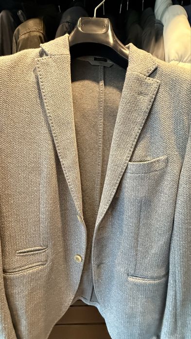 Fatos e blazers clássicos, camisas e gravatas como novos