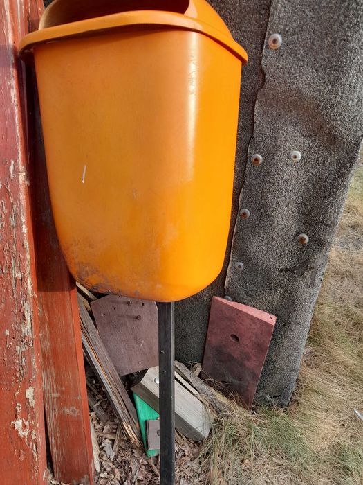 Kosz na śmieci pomarańczowyMateriał: tworzywo sztuczne,