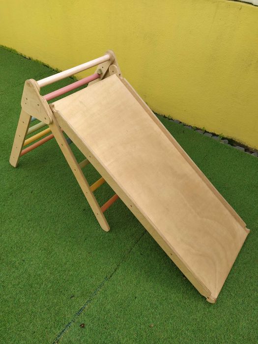 Triângulo de pikler com escalada e rampa