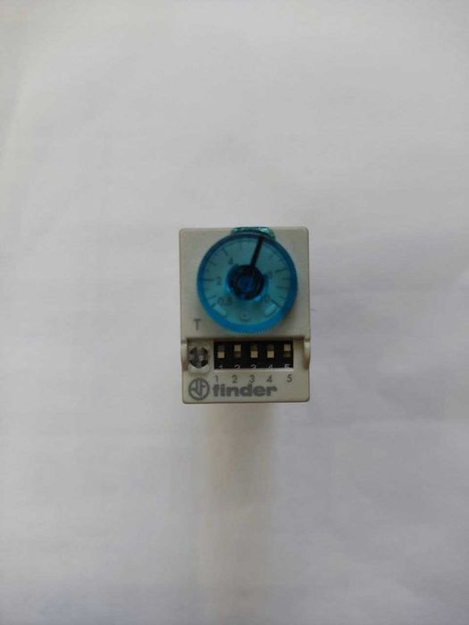 Реле часу (таймер)   FINDER 85.04.8.240.0000 плюс Розетка Finder 94.04