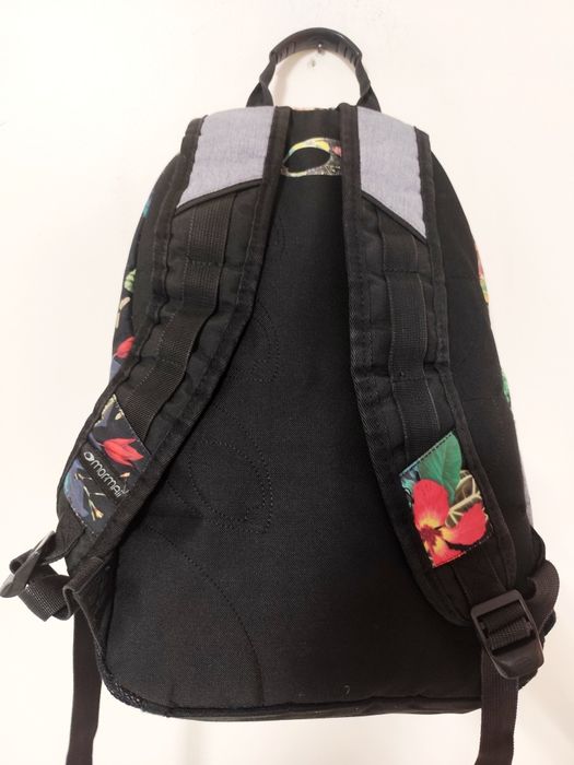 Mochila preta com padrão floral marca Mormaii