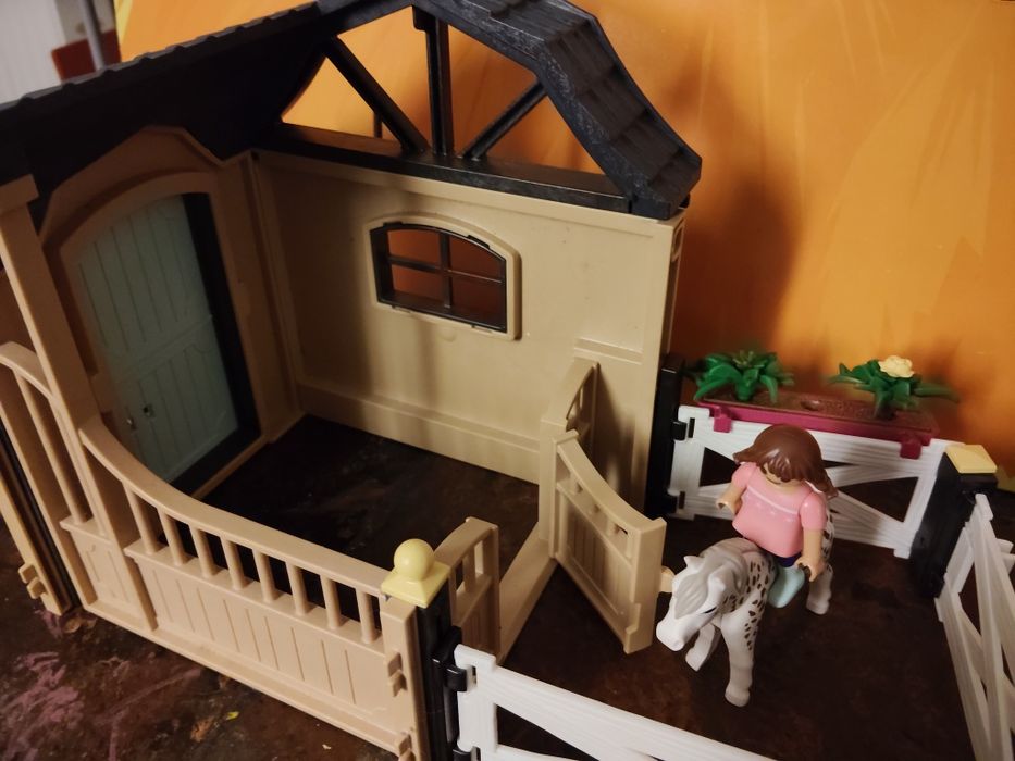 Playmobil stajnia 
PLAYMOBIL Country 71240 Przedłużenie stajni jeździe