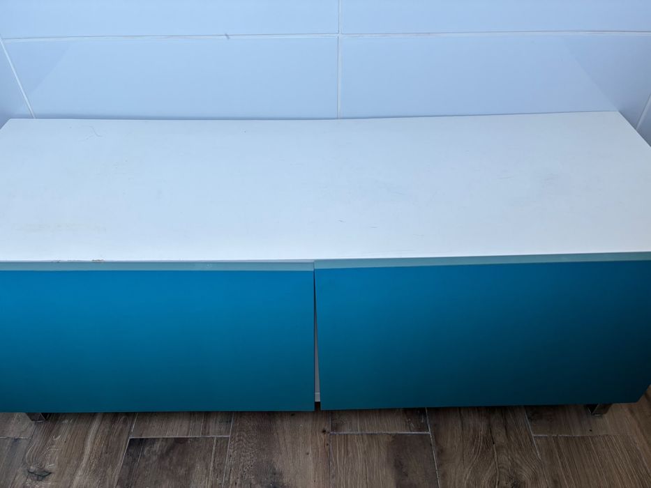 Móvel baixo de arrumação branco e azul – 2 portas