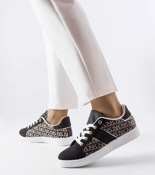 Czarne sneakersy zdobione monogramem Bolduc