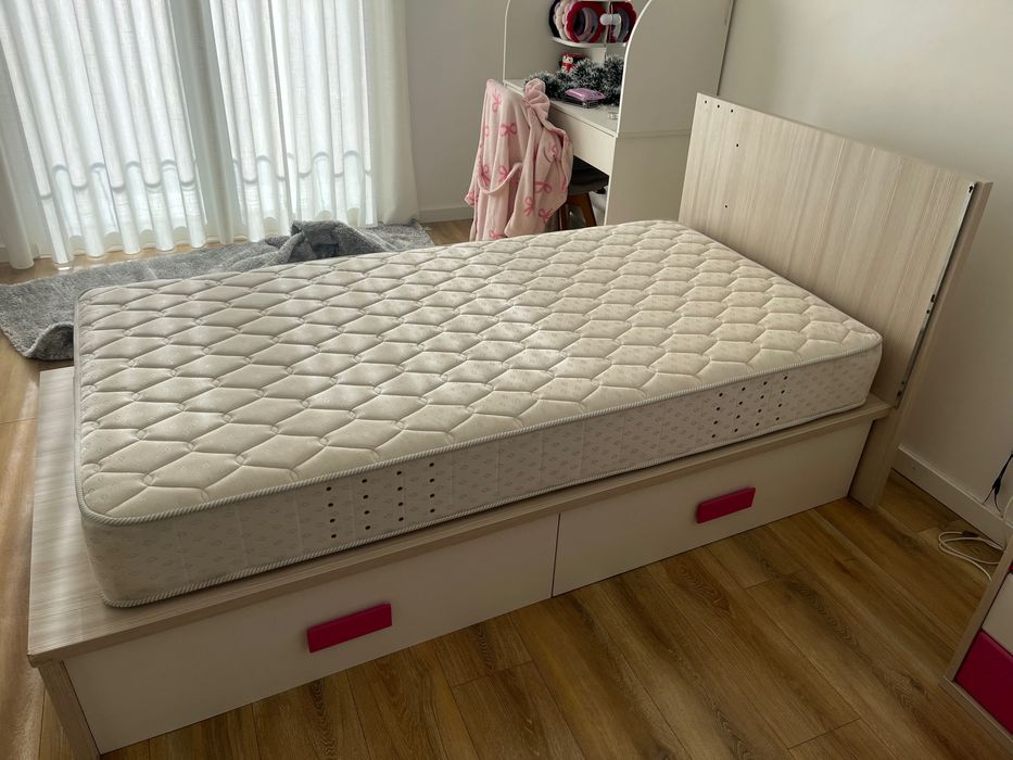 Cama solteiro, colchão e mesa de cabeceira