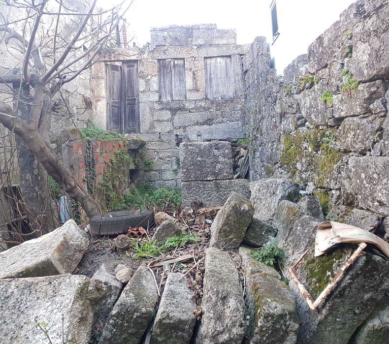 Pequena casa em Viseu/Silgueiros para restaurar