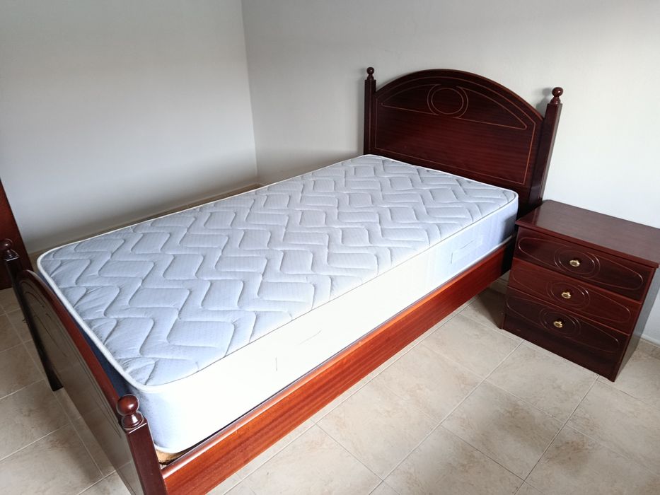 Cama individual com colchão