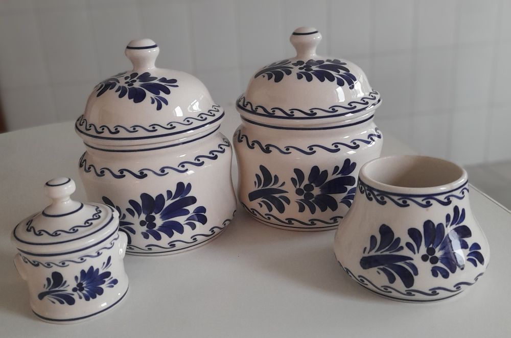 Peças de loiça de Viana pintadas à mão