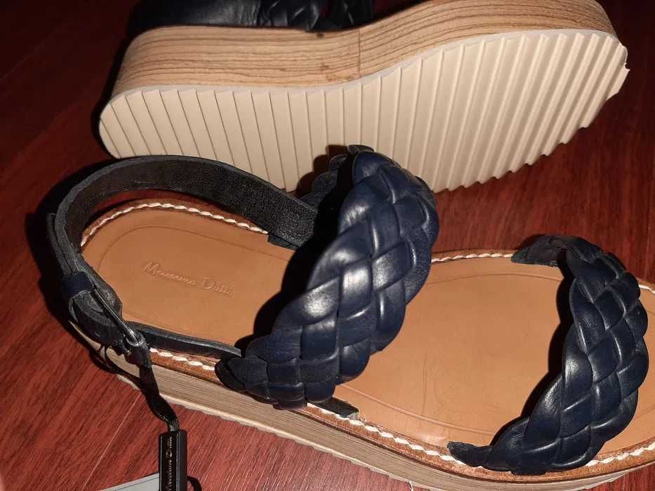 Sandálias em pele azul-marinho entrelaçada_ Novas