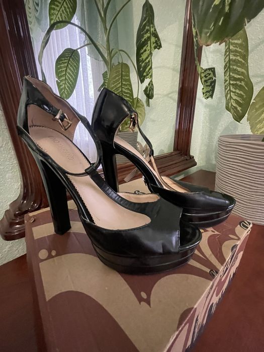 Босоніжки з екошкіри