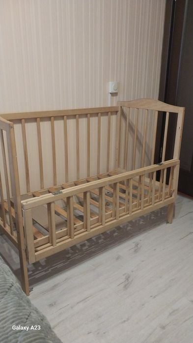 Дитяче дерев'яне ліжко