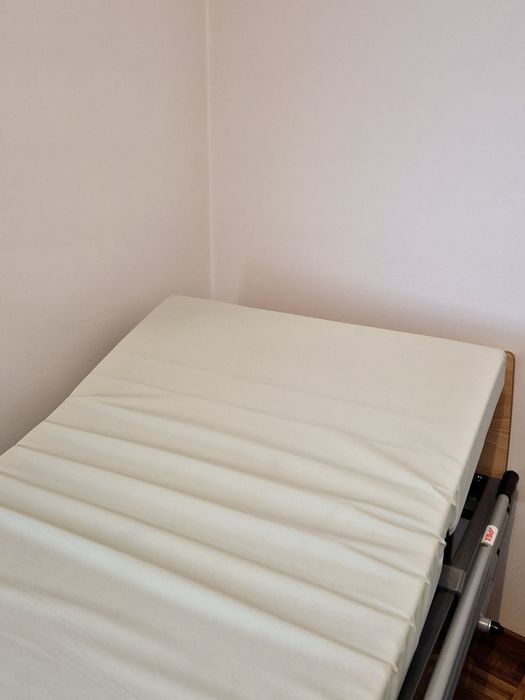 Cama articulada hospitalar