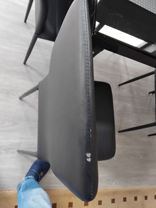 Cadeiras em napa preta