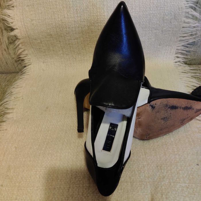 Szpilki skórzane czarno-białe