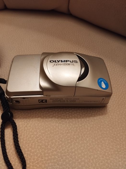 Máquina fotográfica Olympus de rolo