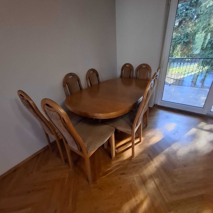 Stół drewniany + 6 krzeseł – solidny zestaw do jadalni