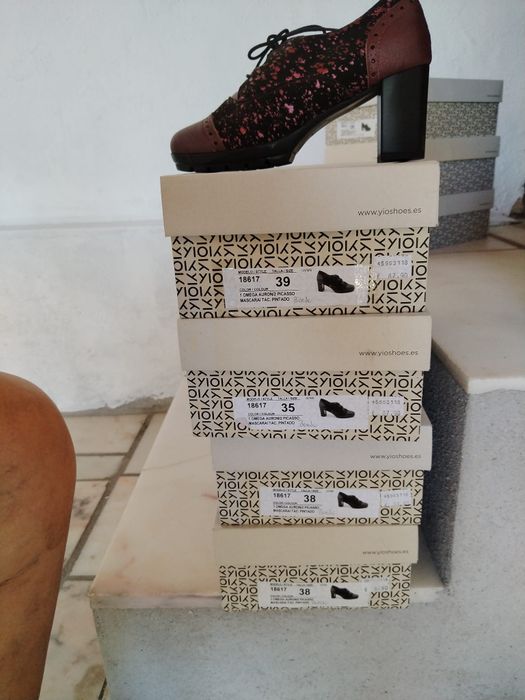 Vendo lote 200 artigos de vestuário e calçado