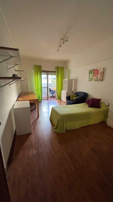 Quarto amplo c/ WC   - METRO DO LUMIAR