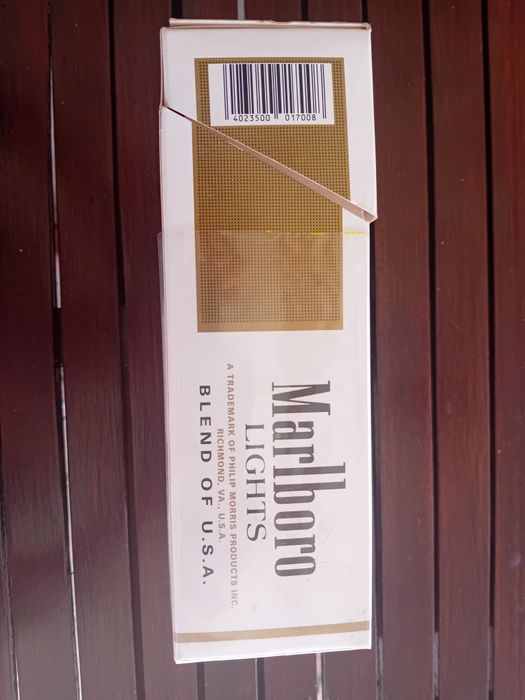 Caixa/maço tabaco de grandes dimensões, Marlboro Lights, anos 90, dimensões: 18,5cm altura 12,5cm largura 6cm fundo, em excelentes condições.