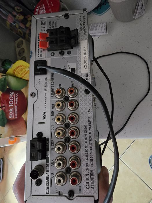 Amplituner Marantz.