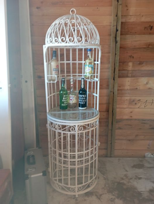 Regał na wino, kieliszki
