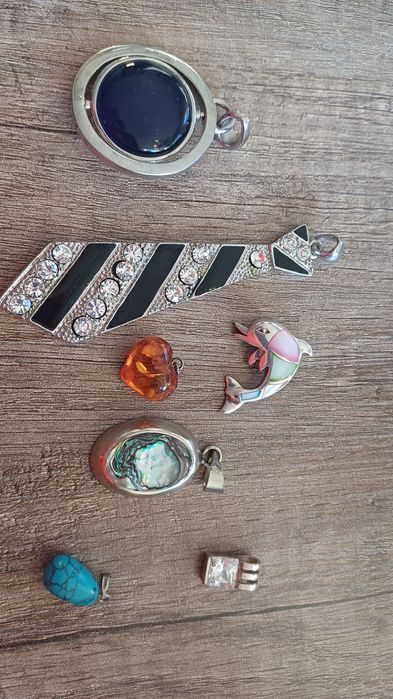 Zestaw zawieszek na łańcuszki, rzemyki